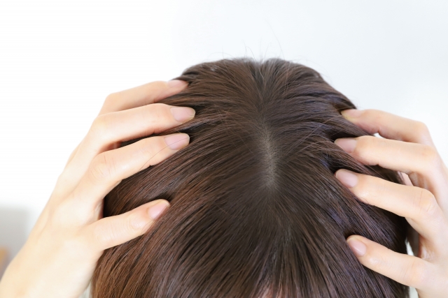 アトピーや敏感肌の人が白髪染めすると生じる可能性のある頭皮のトラブル